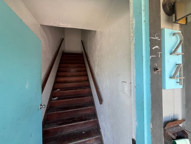 Building Photo - Second Story One Bedroom with Water Paid