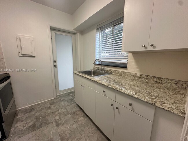 Building Photo - 1567 S Le Jeune Rd