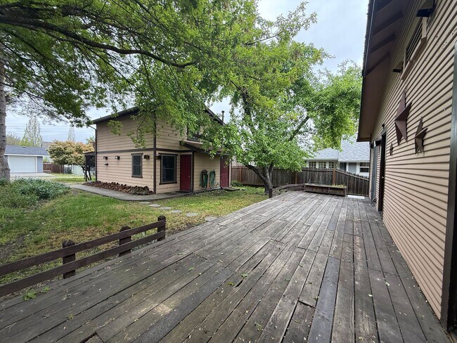 Building Photo - Charming, One bedroom duplex in Prime Ashland location | Available Now!