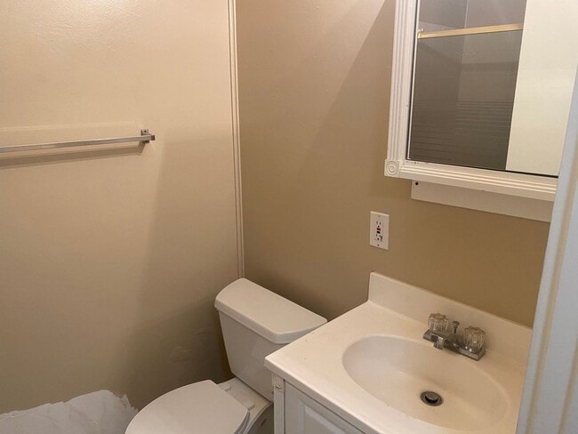 Building Photo - Townhome featuring a vintage floor plan