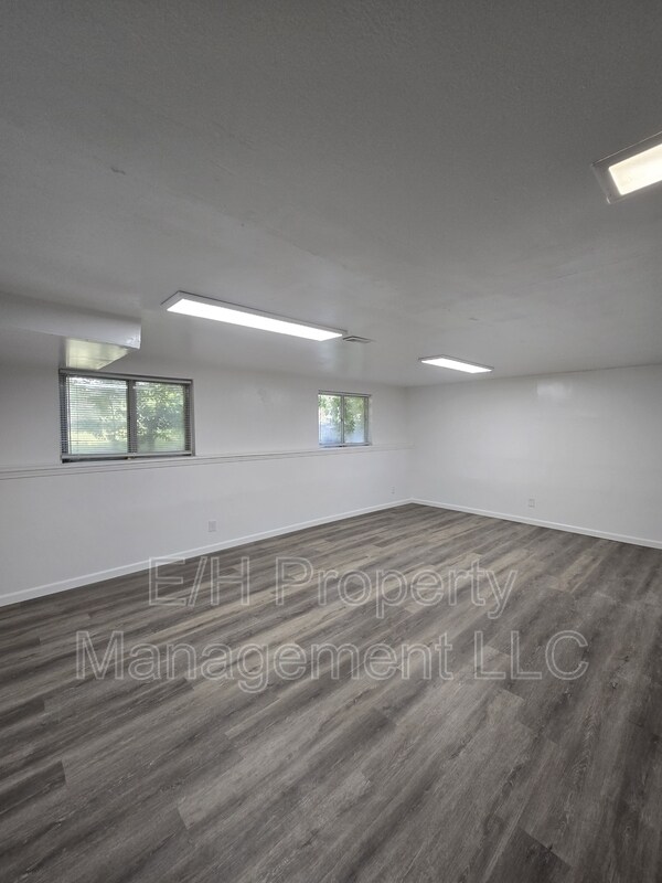 Building Photo - 8728 E Arthur Cir