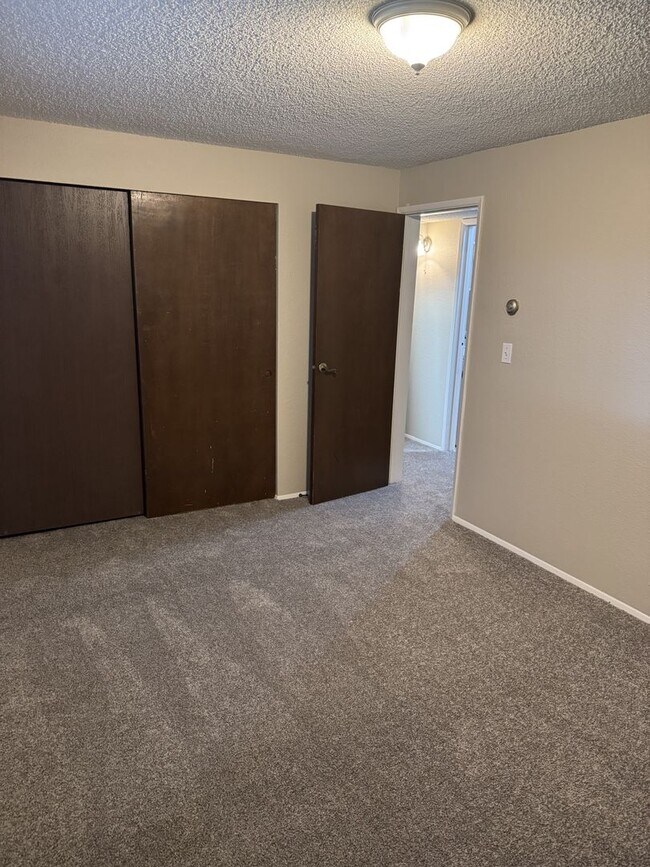 Building Photo - **PENDING**Beautiful 5 Bed 2 & 3/4 Bath home in Tacoma