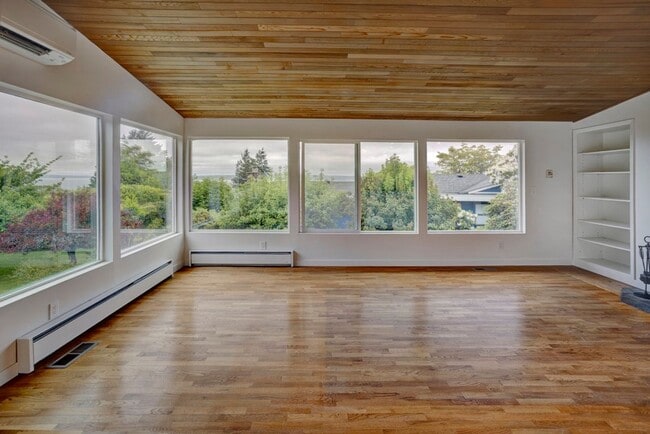Building Photo - 3Bd/2.75Ba Shoreline House