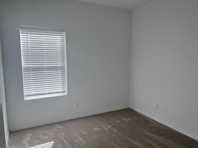 Building Photo - Newer 4 Br, 2 Ba, with the major appliance...