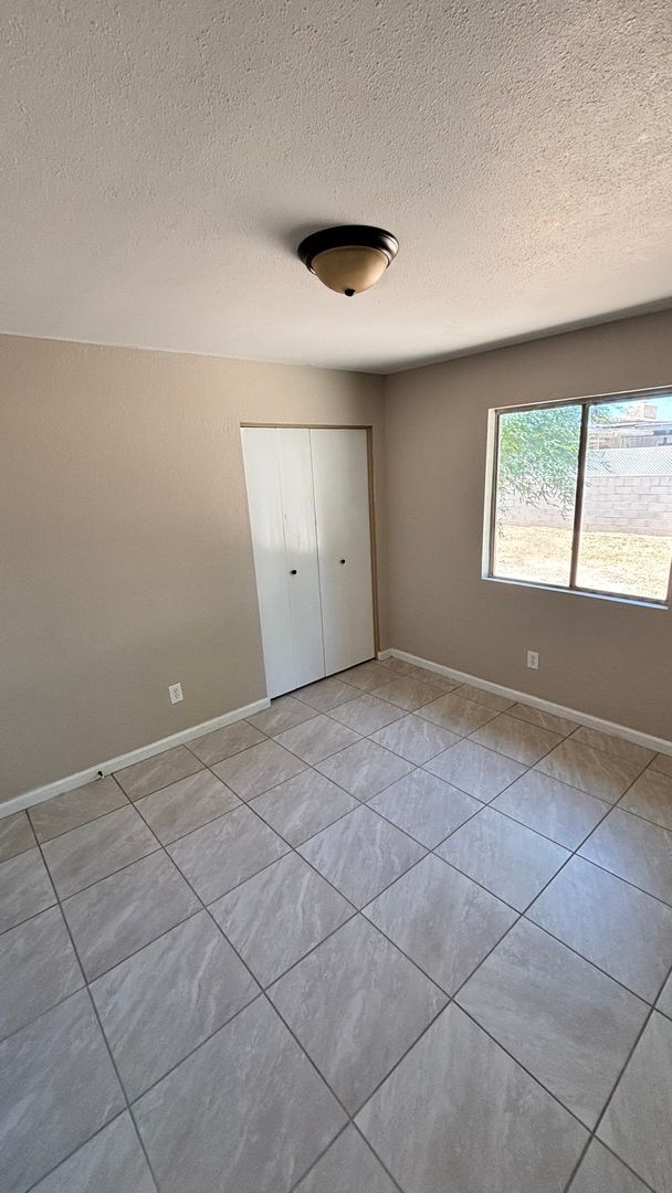 Building Photo - Updated rental
