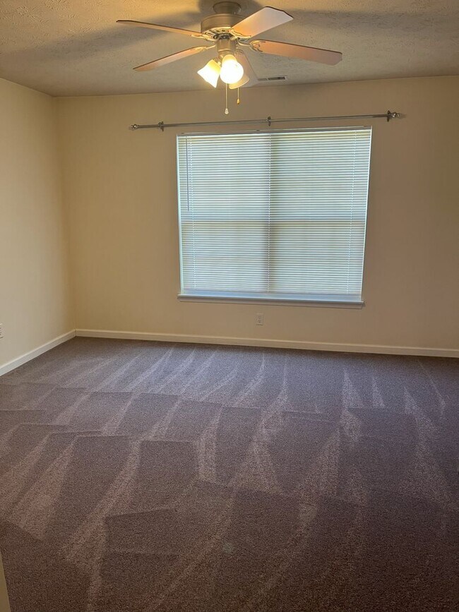 Building Photo - COZY 2 BR+DEN IN GREAT NEIGHBORHOOD