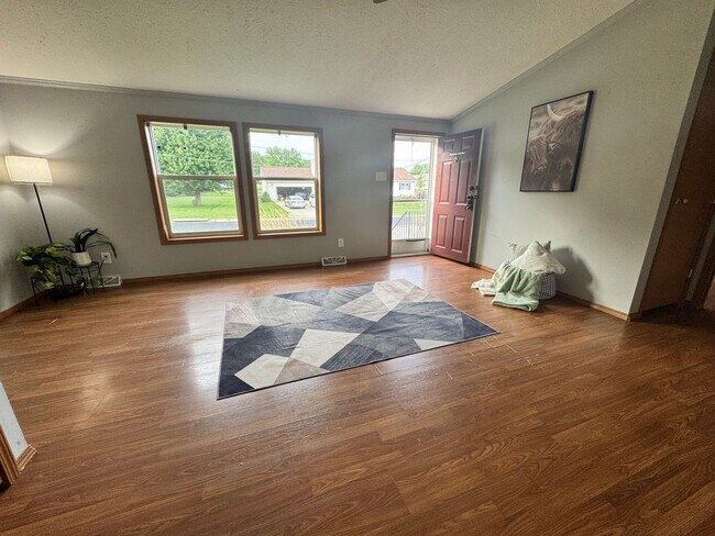 Building Photo - 215 Greenbush Dr