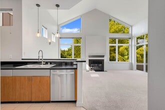 Building Photo - Kirkland Top Floor Large 1 BR+ 1 BA Condo with High Ceilings