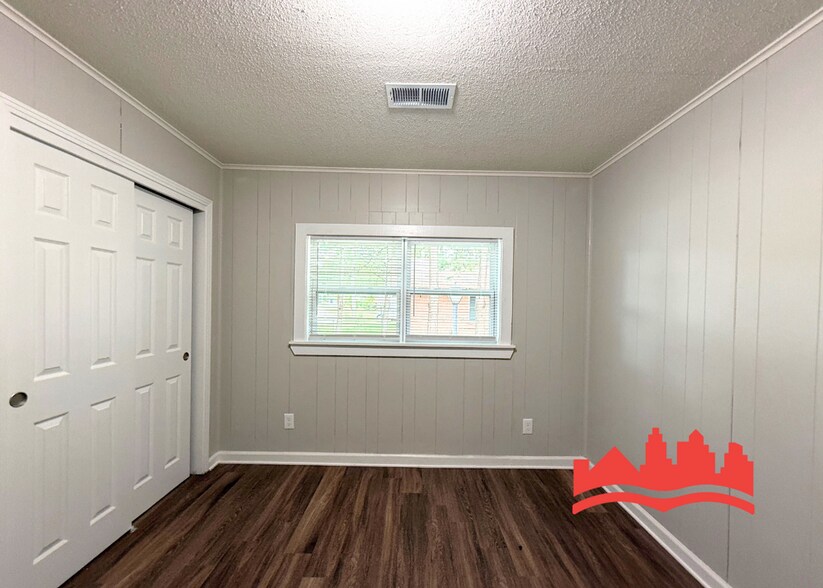 Building Photo - First Full month rent FREE !!! Welcome to 5313 Long Acres Ave!