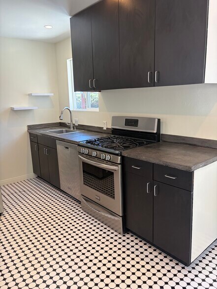 Building Photo - 2304 Voorhees Ave