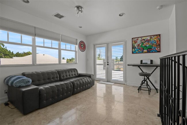 Building Photo - 732 NE 15th Ave