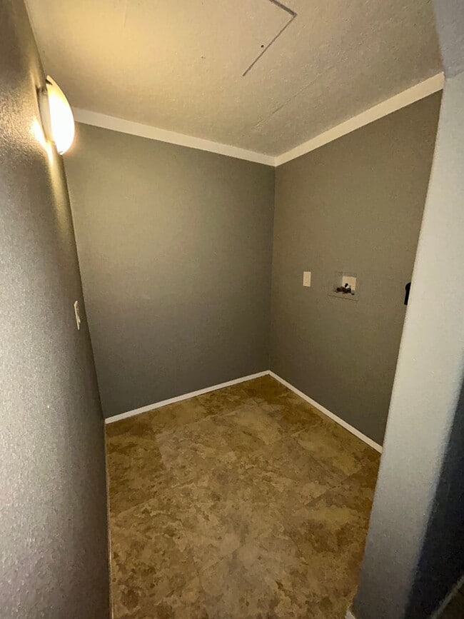 Building Photo - 3 bedroom house close to shopping.