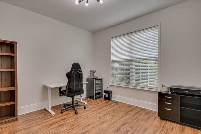 Building Photo - 5 Bed/3 Bath home with Primary Bedroom & a...