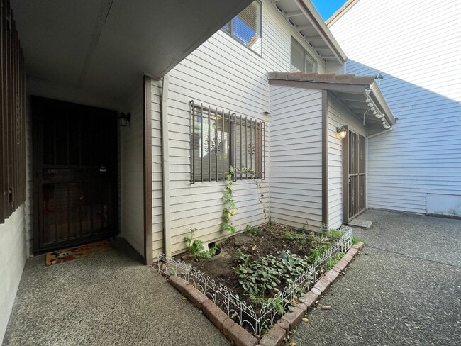 Building Photo - 2Bd/2Ba Unit Located in a Lovely Private Neighborhood in Happy Valley ~ Detached Garage, Washer &...