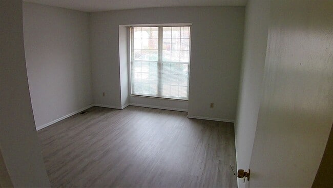 Building Photo - Experience Aurora living in this spacious 3-bedroom, 2-bathroom home