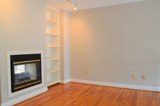 Building Photo - Large Townhouse 3 Bedroom 2 Full Baths and...