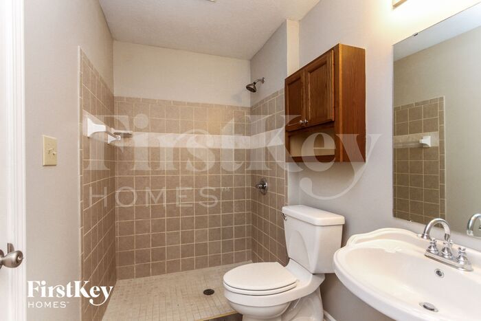 Building Photo - 6747 Long Run Dr