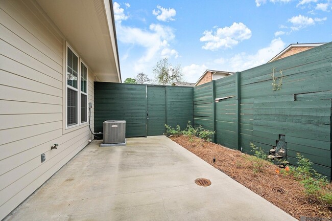 Building Photo - 306 St Thomas Ln