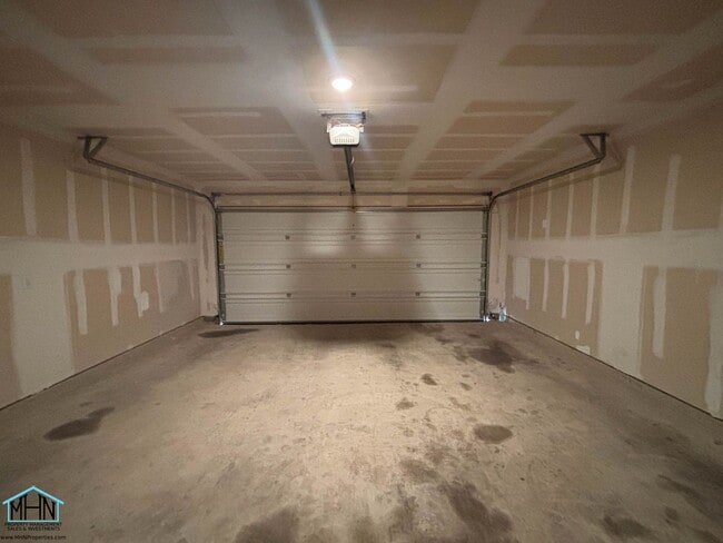 Building Photo - Live in Luxury in this beautiful 3bed/2bat...