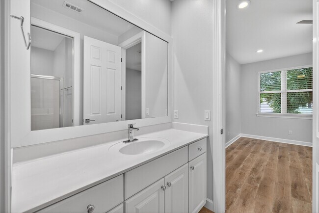 Building Photo - 2019 Pine Island Cir