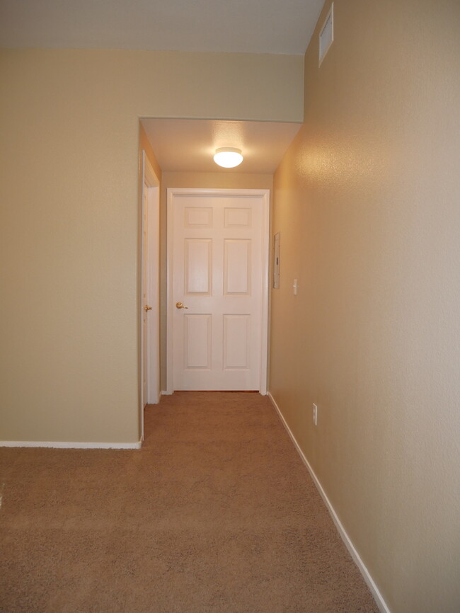 Building Photo - Great 2 Bedroom Condo in Gated Community. ...