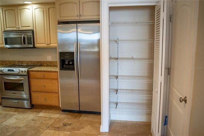 Building Photo - 1 Beach Dr SE