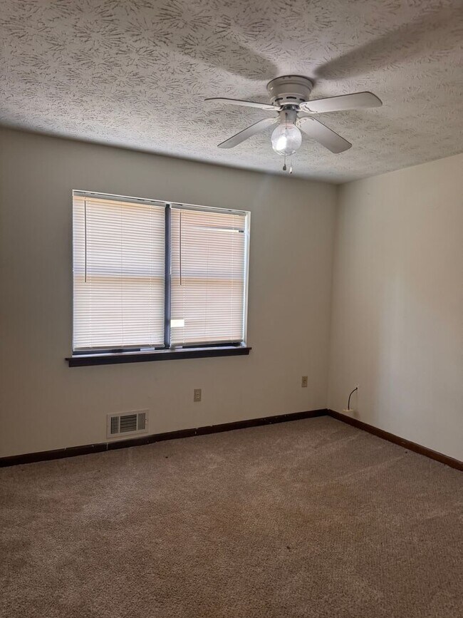 Building Photo - 1120 Sweetwater Cir