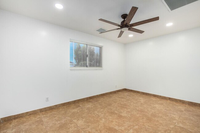 Building Photo - 1100 W 12th St