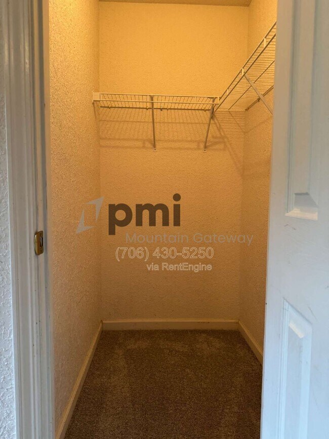 Building Photo - 131 Primrose Dr