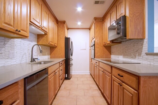 Building Photo - Modern 2-Bedroom Condo Across from the Bay...