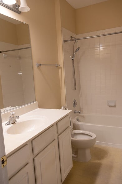hallway bathroom - 23312 Brewers Tavern Way