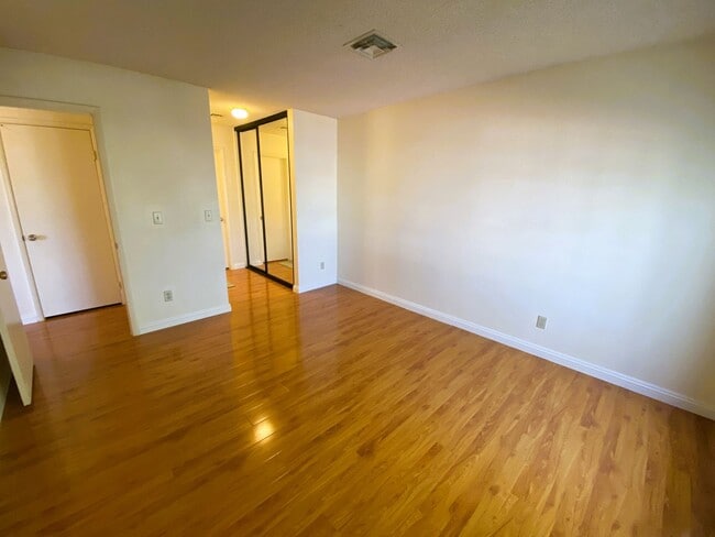 Building Photo - Lovely dual master condo in a gated community with a large patio! Easy access to the strip, Great...