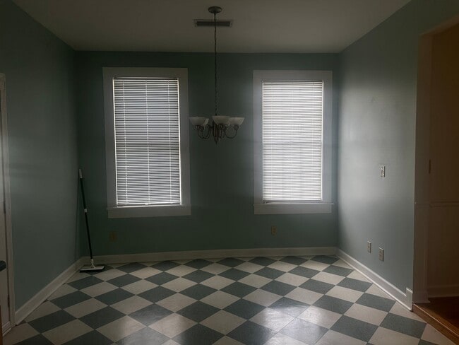 Building Photo - Charming Cottage!