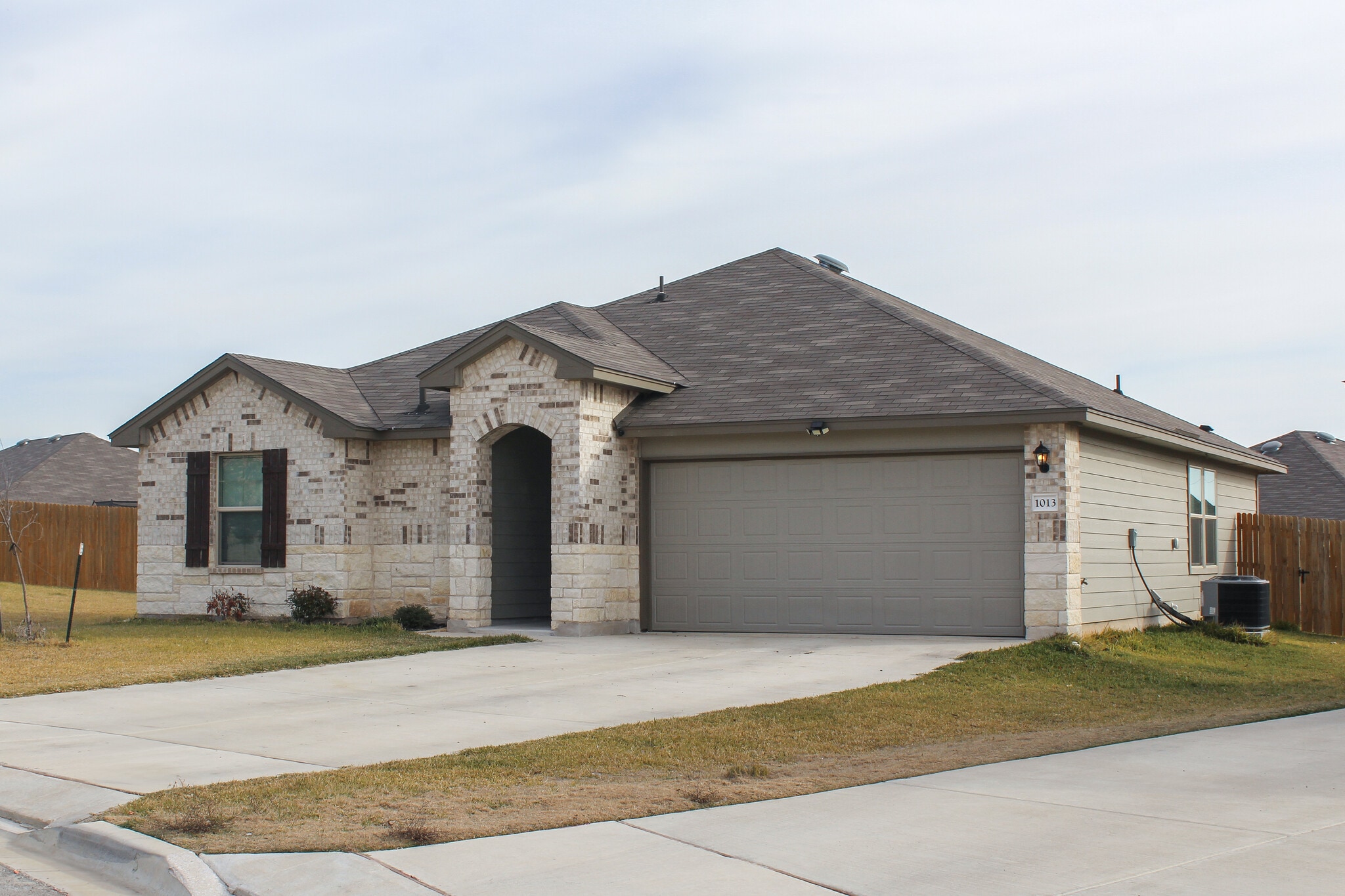 Building Photo - 1013 Velvet Ct