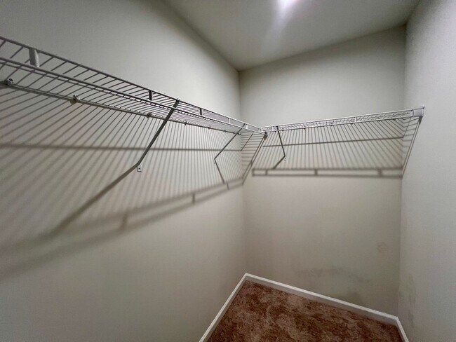 Building Photo - Stunning 3 bedroom, 2.5 bathroom End unit ...