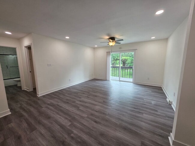 Building Photo - Split-Level 3 Bedroom Duplex with Garage