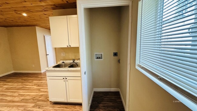 Building Photo - Walk to town 1 Bedroom Apartment