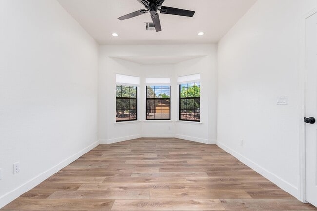 Building Photo - 908 S Manzanita Dr
