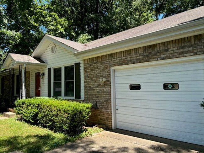 Building Photo - 171 W Regent Dr