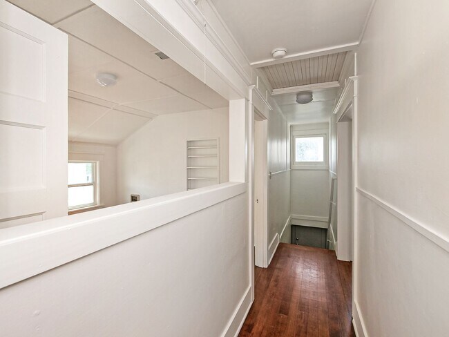 Building Photo - 5265 NE 14th Pl