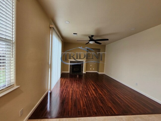 Building Photo - 4 bedroom 3 bath near schools and parks