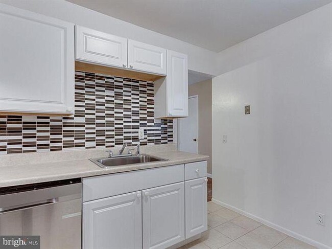 Building Photo - 2621 Glengyle Dr
