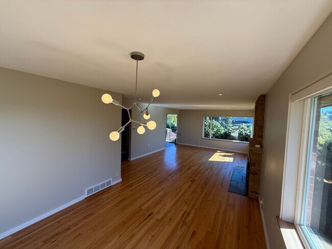Building Photo - Stunning 4 Bed 4 Bath Home Steps from Golden Gardens in Ballard with MIL Suite