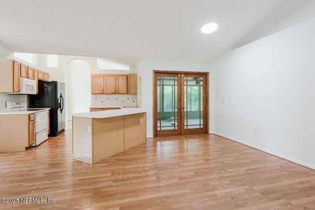 Building Photo - 2058 Forest Gate Dr E