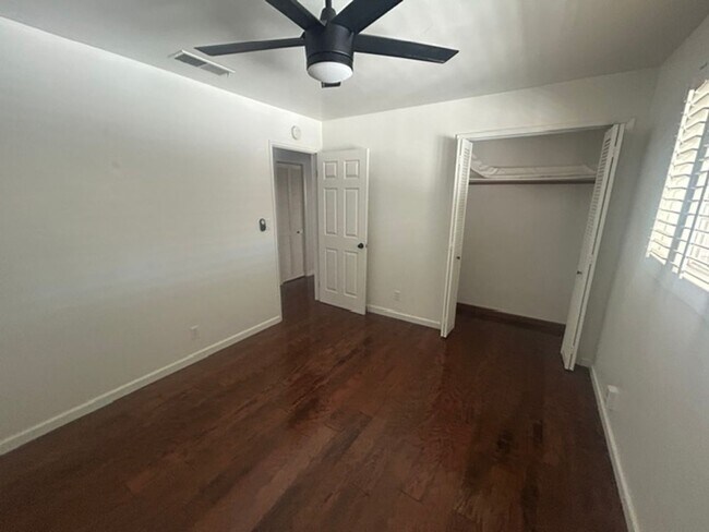 Building Photo - 3 Bedroom 2 Bathroom Centrally Located Near Shopping and Restaurants!