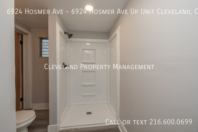 Building Photo - Newly Renovated Cleveland Duplex