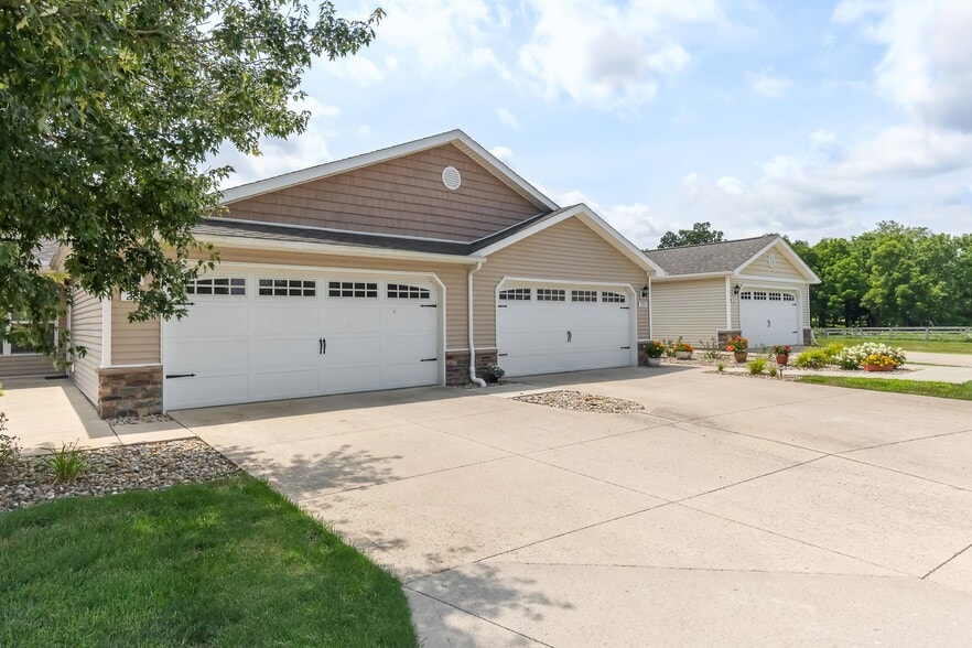 Building Photo - Redwood Johnstown