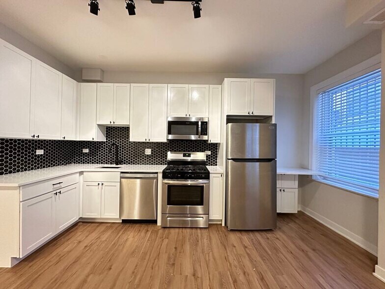 Building Photo - 659 W Wrightwood Ave