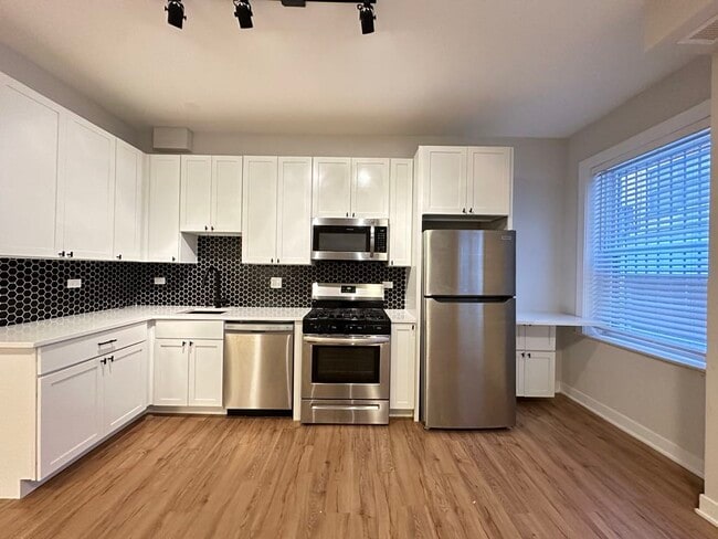 Building Photo - 661 W Wrightwood Ave