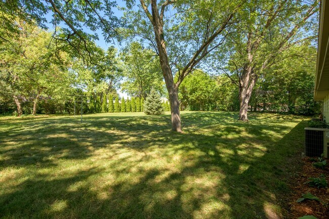 Building Photo - Beautiful 2Bed 1Bath Bloomington Twin Home...
